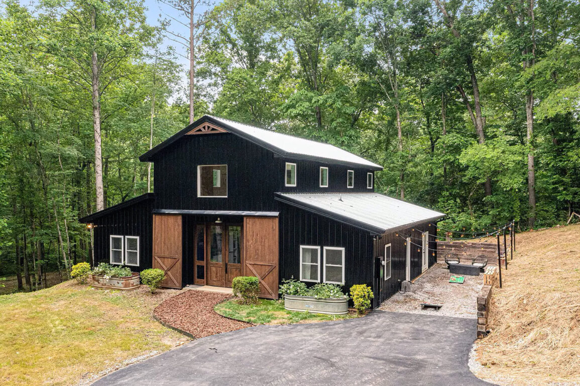 7480 Highway 100, Bon Aqua, TN 37025 Black Barndo | MetalBuildingHomes.org